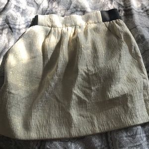 Shimmery white/ gold skirt with pockets!